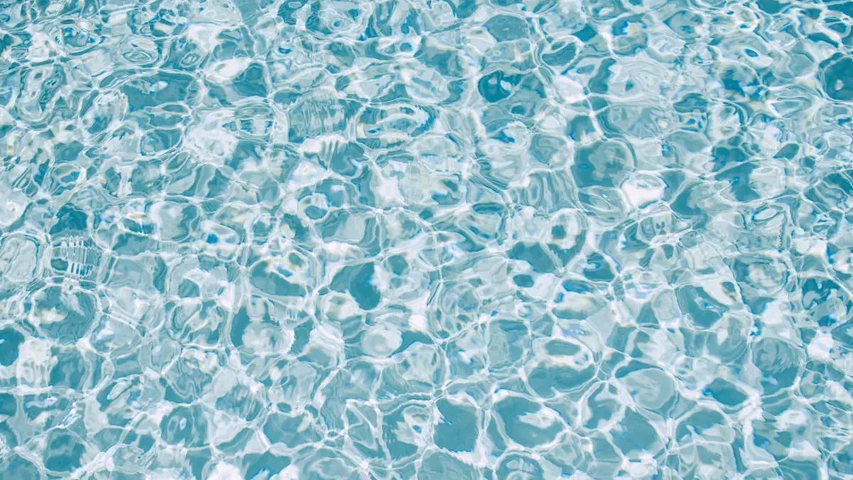 Água de piscina tratada, limpa e cristalina