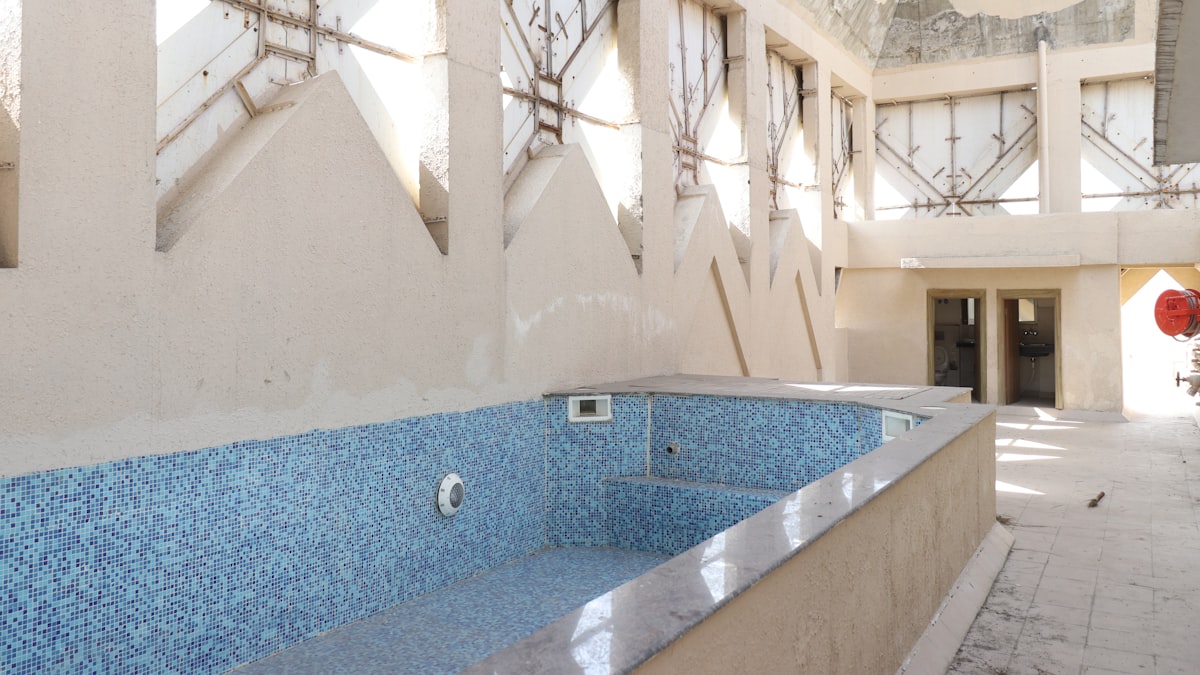 Piscina de alvenaria em fase de acabamento, com revestimento em pastilhas