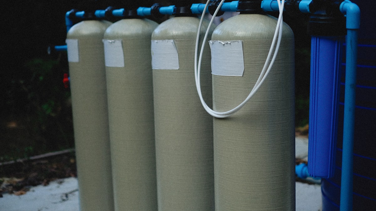 Cilindros de filtragem de água instalados lado a lado